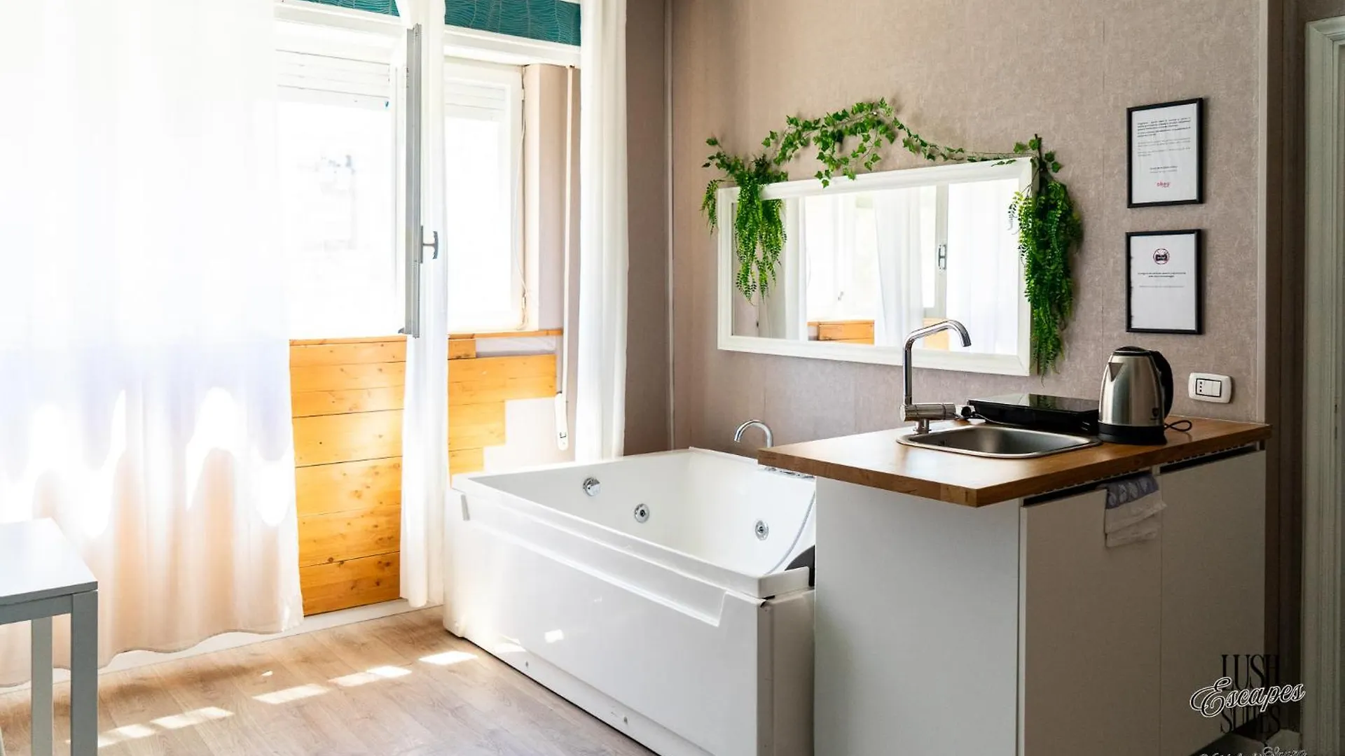 Lush Escape Suites - Hottube And Sauna Bari 0*,