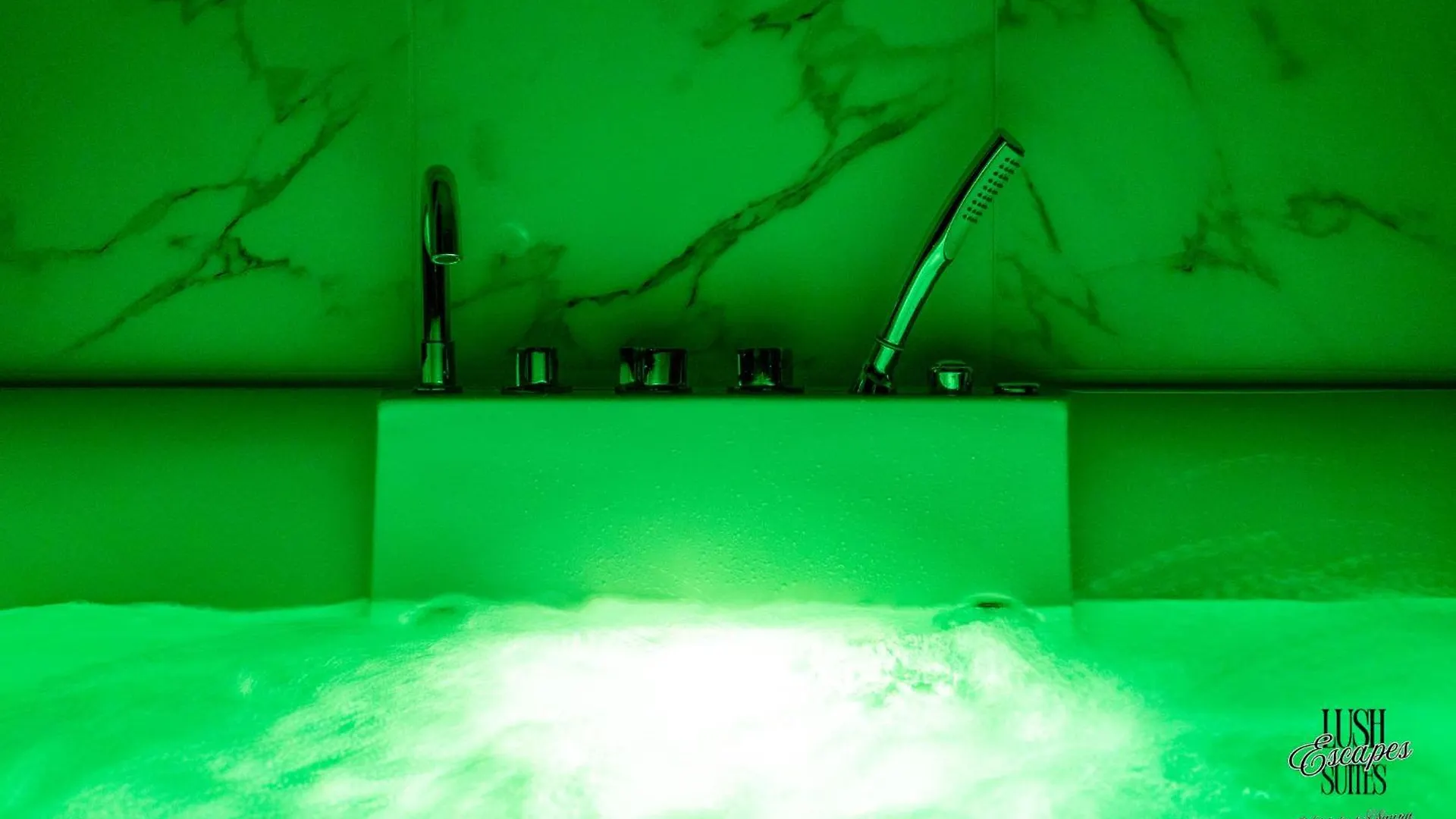 Lush Escape Suites - Hottube And Sauna Bari