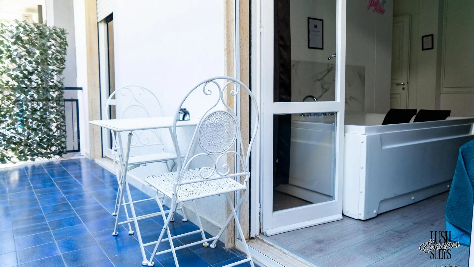 Lush Escape Suites - Hottube And Sauna Bari Apartmán
