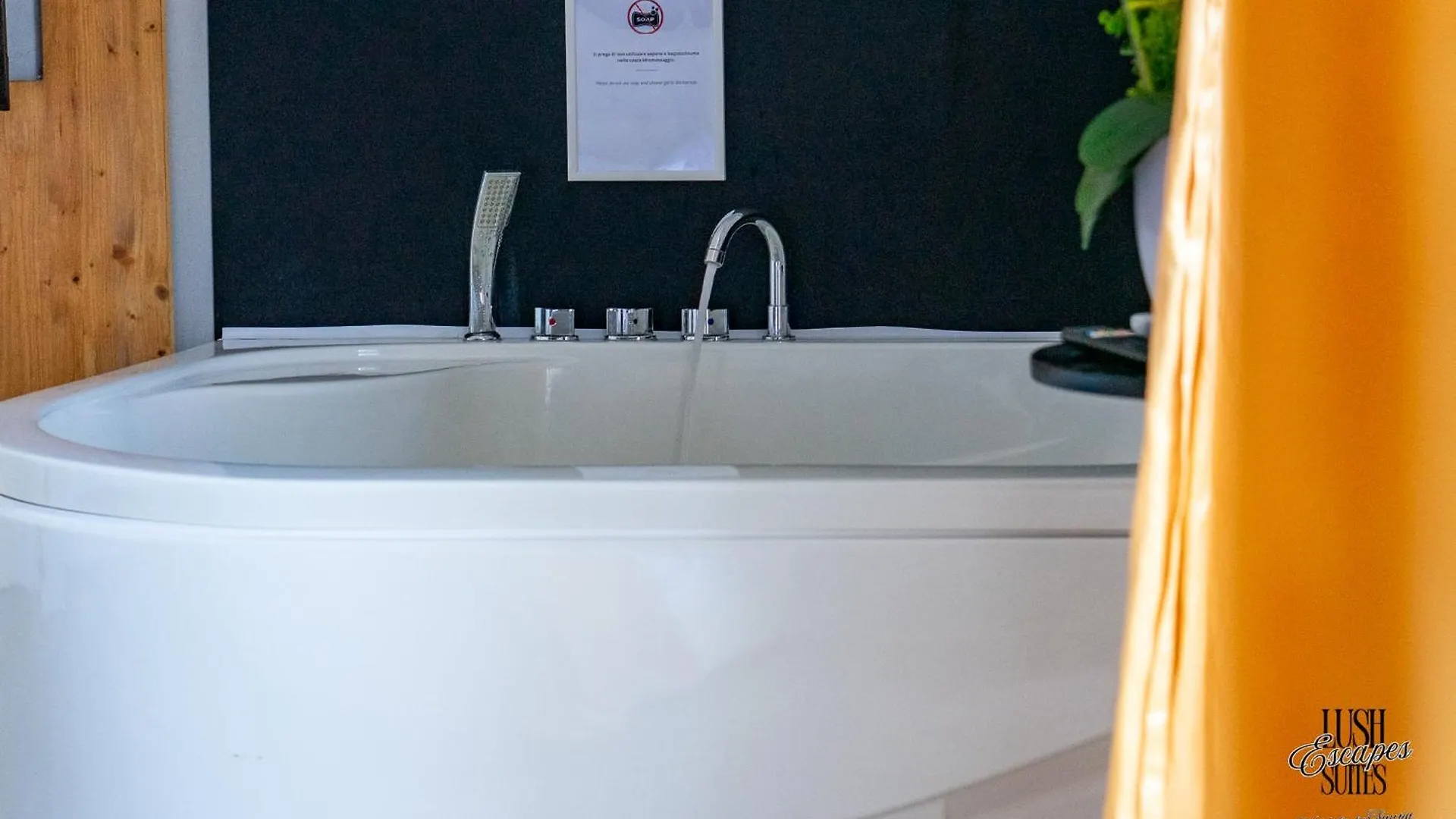 Lush Escape Suites - Hottube And Sauna Bari 0*,  Itálie